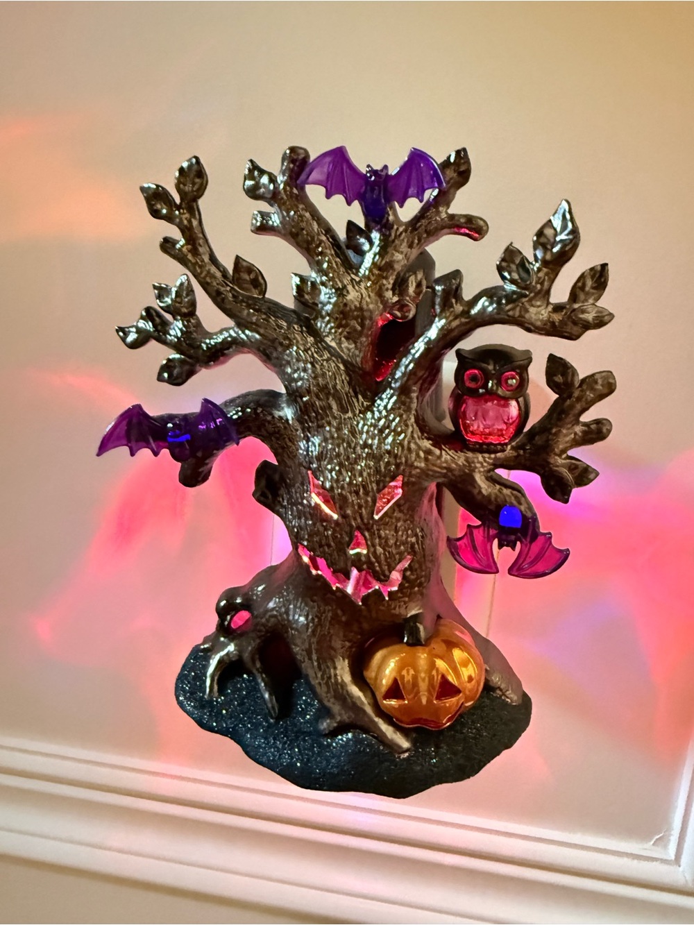 Bath&BodyWorks - Spooky Halloween Light-Up Tree w/ Pumpkin, Bats Wallflower Plug